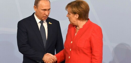 Ruský prezident Vladimir Putin a bývalá německá kancléřka Angela Merkelová.