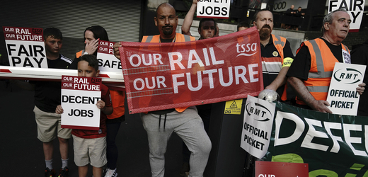 Stávkující železničáři ve Velké Británii.