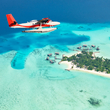 Letadlo přistává na ostrově Maledivy. 