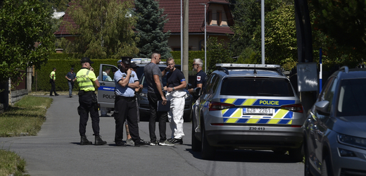 Policisté vyšetřují 3. srpna 2022 v Rožnově pod Radhoštěm na Vsetínsku, kde při násilném trestném činu zemřeli čtyři lidé. Šlo o dva dospělé a dvě děti.