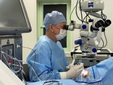 MUDr. Ivan Fišer, Ph.D., při operaci oka.