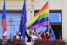 Na budově pražského magistrátu byla v první den festivalu hrdosti LGBT  komunity vyvěšena duhová vlajka, 8. srpna 2022, Praha. Čtvrtý zleva je primátor Zdeněk Hřib (Piráti).