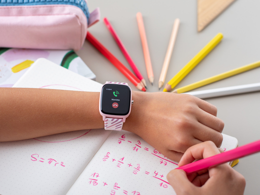Chytré hodinky mohou být vhodným a užitečným dárkem pro děti.
