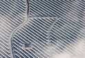 Na snímku z letadla zasněžená fotovoltaická elektrárna u města Peitz ve východním Německu.