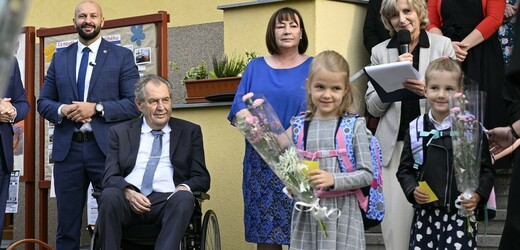 Prezident Miloš Zeman (druhý zleva) zahájil na Základní škole Charlotty Garrigue Masarykové Lány nový školní rok, 1. září 2022, Lány. Uprostřed na snímku (v modrých šatech) je první dáma Ivana Zemanová.