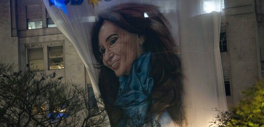 Vlajka s argentinskou viceprezidentkou Cristinou Fernándezovou Kirchnerovou. 