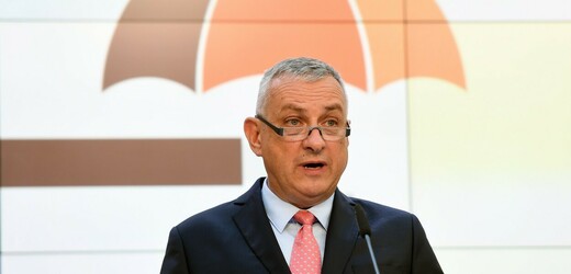 Ministr průmyslu a obchodu Jozef Síkela (za STAN).