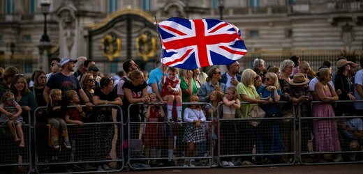 Dav lidí shromážděný před Buckinghamským palácem v Londýně. 