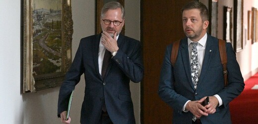 Premiér Petr Fiala (ODS), vlevo, a místopředseda vlády a ministr vnitra Vít Rakušan (STAN) přicházejí na mimořádné jednání vlády k aktuální situaci v energetice, 12. září 2022, Praha.