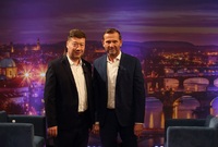 Moderátor pořadu Jaromír Soukup a poslanec a lídr hnutí SPD Tomio Okamura.