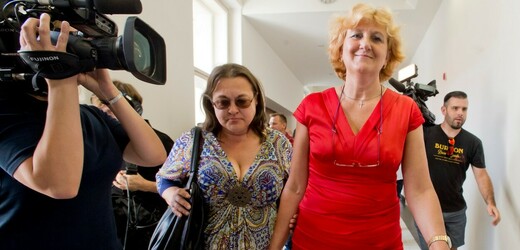 Zdravotní sestra Věra Marešová (vpravo) odchází od Vrchního soudu v Praze, který ji 26. července pravomocně zprostil viny z vraždy šesti pacientů v Lužické nemocnici v Rumburku. Ústecký krajský soud ji v lednu obžaloby nepravomocně zprostil, žalobce se ale odvolal.