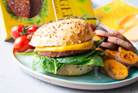 Rostlinný burger a rostlinný sýr.