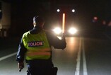 Česká policie zahájila kontroly na česko-slovenské hranici kvůli vysokému počtu uprchlíků, kteří přes ČR přecházejí do Německa a Rakouska. Na snímku pořízeném v noci na 29. září 2022 je hraniční přechod Hodonín-Holíč.