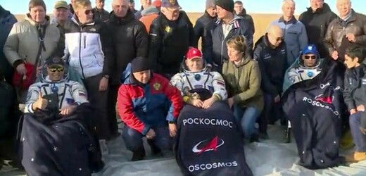 Návratový modul vesmírné lodi Sojuz MS-21 s ruskými kosmonauty Olegem Artěmjevem, Denisem Matvejevem a Sergejem Korsakovem přistál v kazachstánské stepi. 