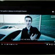 Na této fotce v úterý 25. července 2017 tablet ukazuje archivní záběry z YouTube z pondělí 2. srpna 2015 s Jevgenijem Nikulinem po závodě Lamborghini Huracan mimo Moskvu v Rusku. 