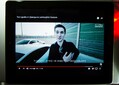 Na této fotce v úterý 25. července 2017 tablet ukazuje archivní záběry z Youtube z pondělí 2. srpna 2015 s Jevgenijem Nikulinem po závodě Lamborghini Huracan mimo Moskvu v Rusku. 