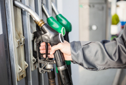 Benzin po zvýšení spotřební daně zdražil o 1,44 koruny, v průměru stojí 39 Kč