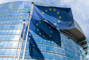 EU schválila nové protiruské sankce včetně dohody o stropu na cenu ropy