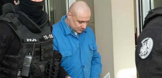 Na snímku obžalovaný Tomáš Szabó odchází z hlavního projednávání v kauze přípravy vražd prokurátorů na Specializovaném trestním soudu před vynesením rozsudku 25. října 2022 v Pezinku. 