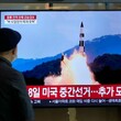 Televizní obrazovka ukazuje souborový snímek odpalu severokorejské rakety během zpravodajského pořadu na vlakovém nádraží v Soulu v Soulu v Jižní Koreji ve středu 2. listopadu 2022. Jižní Korea oznámila, že vydala varování před náletem na obyvatele ostrova. u jeho východního pobřeží poté, co Severní Korea vypálila několik raket směrem k moři.