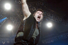 Bruce Dickinson, frontman legendární britské heavymetalové hudební skupiny Iron Maiden, na koncertě před zaplněnou T-Mobile Arenou 28. května v Praze.