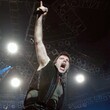Bruce Dickinson, frontman legendární britské heavymetalové hudební skupiny Iron Maiden, na koncertě před zaplněnou T-Mobile Arenou 28. května v Praze.