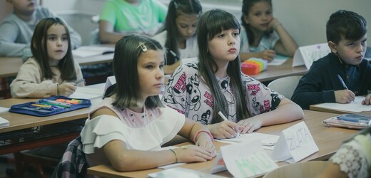Výuka pro ukrajinské děti, 9. září 2022 v Mladé Boleslavi, kterou město zajišťuje částečně v objektu bývalé střední soukromé školy Hermes.