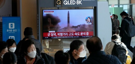 Televizní obrazovka ukazuje souborový snímek odpálení severokorejské rakety během zpravodajského pořadu na vlakovém nádraží v Soulu v Jižní Koreji, pátek 18. listopadu 2022. Jižní Korea říká, že raketa Severní Korea vypuštěná v pátek ráno je pravděpodobně mezikontinentální balistická střela.
