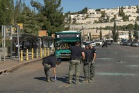 Izraelská policie prověřuje místo výbuchu na autobusové zastávce v Jeruzalémě, středa 23. listopadu 2022. Dva výbuchy se ozvaly poblíž autobusových zastávek v Jeruzalémě, zabily jednoho člověka a zranily tucet lidí. podezření na útoky Palestinců.