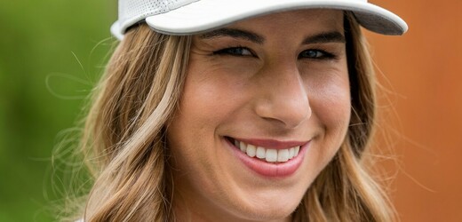 Lyžařka a snowboardistka Ester Ledecká (na snímku z 25. dubna 2022) má za sebou další operaci klíčové kosti, kterou si zlomila v letní přípravě. Do sezony vstoupí až v novém roce.