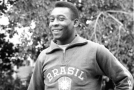 Souborová fotografie brazilského fotbalového hráče Peleho (Edson Arantes Do Nasciemento) ze dne 16. 7. 1966 během tréninku mistrovství světa. Pele, trojnásobný vítěz Světového poháru, je všeobecně považován za největšího ze všech. Datum vydání: úterý 8. listopadu 2022.