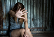 Nejméně dvě pětiny lidí soudí, že za znásilnění někdy může i oběť