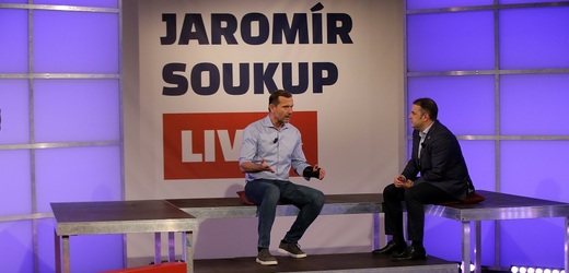 Moderátor pořadu Jaromír Soukup a ekonom Mojmír Hampl.