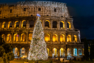 Vánoční stromek před Koloseem v Římě (ilustrační foto).