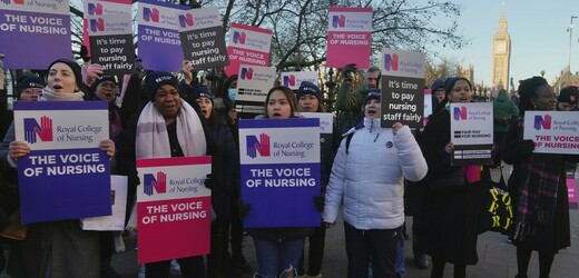 Zdravotní sestry se účastní protestu před nemocnicí svatého Tomáše v Londýně ve čtvrtek 15. prosince 2022, během měsíce, který by měl být měsícem stávek pracovníků veřejných služeb.