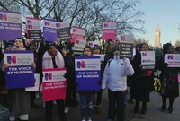 Zdravotní sestry se účastní protestu před nemocnicí svatého Tomáše v Londýně ve čtvrtek 15. prosince 2022, během měsíce, který by měl být měsícem stávek pracovníků veřejných služeb.