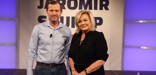 Moderátor pořadu Jaromír Soukup a poslankyně a bývalá ministryně financí Alena Schillerová (ANO).