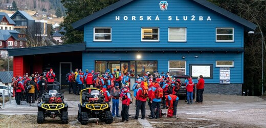Členové horské služby se připravují na pátrání po pohřešované čtyřicetileté Janě Kovářové a jejím tříletém synovi, 2. ledna 2023, Pec pod Sněžkou, Trutnovsko.