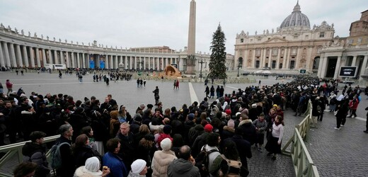 Tisíce lidí se ve Vatikánu přicházejí rozloučit se zesnulým emeritním papežem.