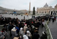 Tisíce lidí se ve Vatikánu přicházejí rozloučit se zesnulým emeritním papežem.