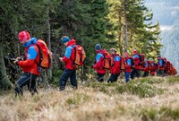 Členové horské služby pokračují v pátrání v okolí Růžové hory po pohřešované čtyřicetileté Janě Kovářové a jejím tříletém synovi, 2. ledna 2023, Pec pod Sněžkou, Trutnovsko.