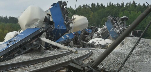 Odstraňování vykolejeného nákladního vlaku u Mariánských lázní (29. 7. 2019).