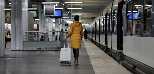 Ve Francii se zastavily vlaky a zavřely školy, lidé stávkují proti reformě.