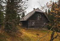 Šumavský národní park připravuje demolici Roklanské chaty (na snímku z 20. října 2022), která se nachází u vrcholu Březník poblíž Modravy na Klatovsku. Důvodem je podle parku špatný stav objektu.