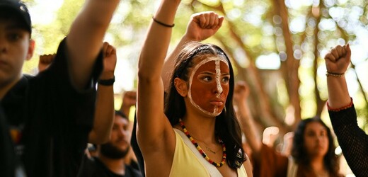 Tisíce lidí v Austrálii vyšly demonstrovat za práva domorodých obyvatel.