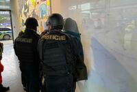 Policisté zadrželi muže (vpravo), který se zbraní vyhrožoval v jedné z kancelářských budov, 30. ledna 2023, Brno.