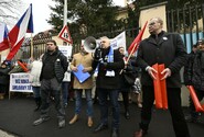 Zaměstnanci Nexenu protestovali v Praze, Středula vyzval velvyslance k pomoci