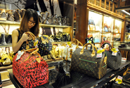 Trh s luxusním zbožím v Číně loni po pěti letech růstu klesl o deset procent