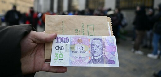 ČNB vydala speciální tisícikorunovou bankovku s přítiskem ke 30. výročí rozdělení československé měny, 8. února 2023, Praha.