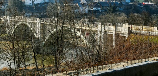 Památkově chráněný železobetonový most přes Berounku, 8. února 2023, Liblín, Rokycansko. V popředí zpevnění svahu před mostem.